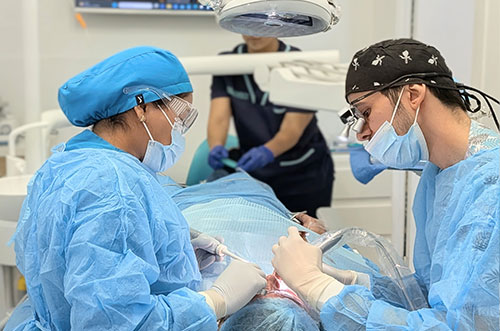 Dentistas realizando tratamiento en ITES Dental clínica en Getafe