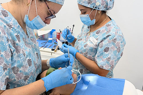 Equipo odontológico realizando tratamiento dental en Getafe