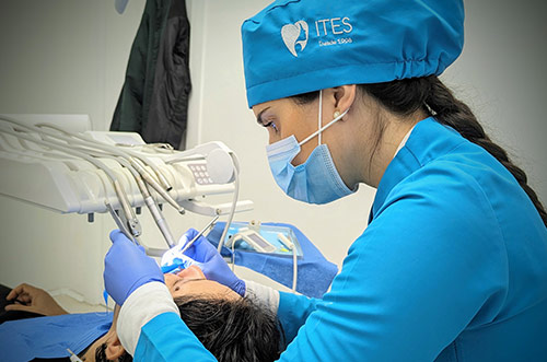 Dentista atendiendo a paciente en clínica dental en Getafe