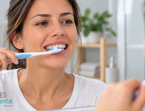 ¿Por qué sangran las encías al cepillarse? Causas y cuándo acudir al dentista