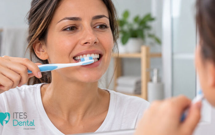 ¿Por qué sangran las encías al cepillarse? Causas y cuándo acudir al dentista